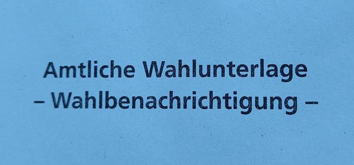 detail of an envelope that reads "Amtliche Wahlunterlage -- Wahlbenachrichtigung"  (official election materials -- election notice)