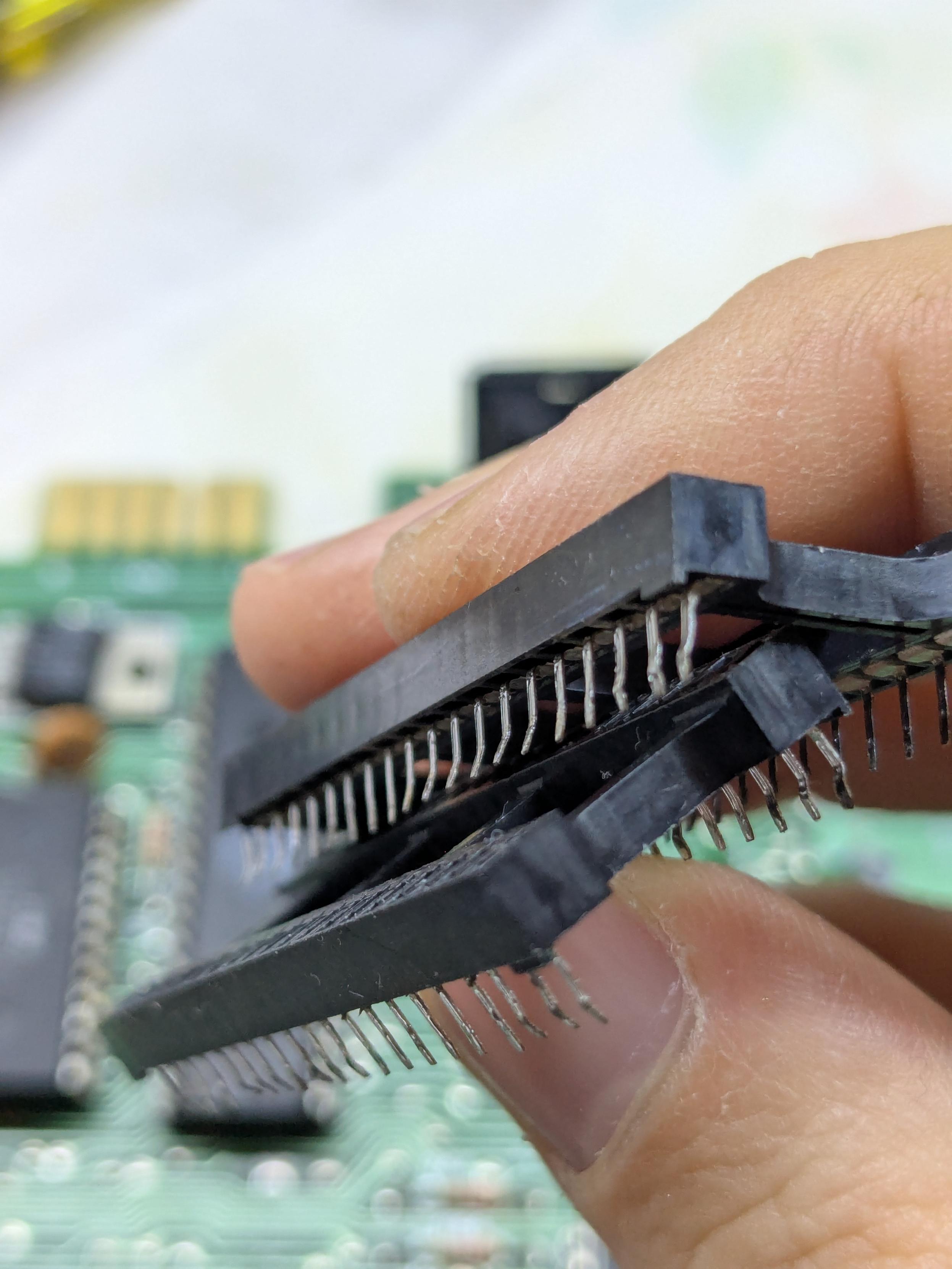 Photo of two 40 pins sockets desoldered from a C64 motherboard. These have normal pins, without funny bends or the "eye" that other sockets on this machine had.