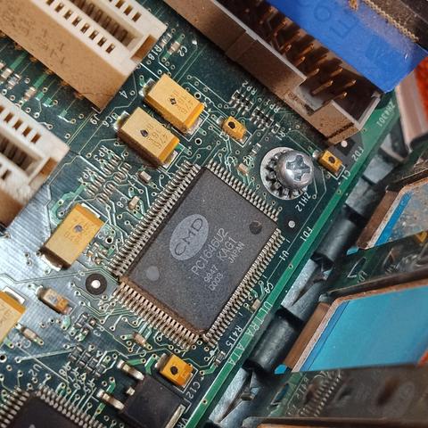 The IDE controller chip on a revision 1 Blue and White board